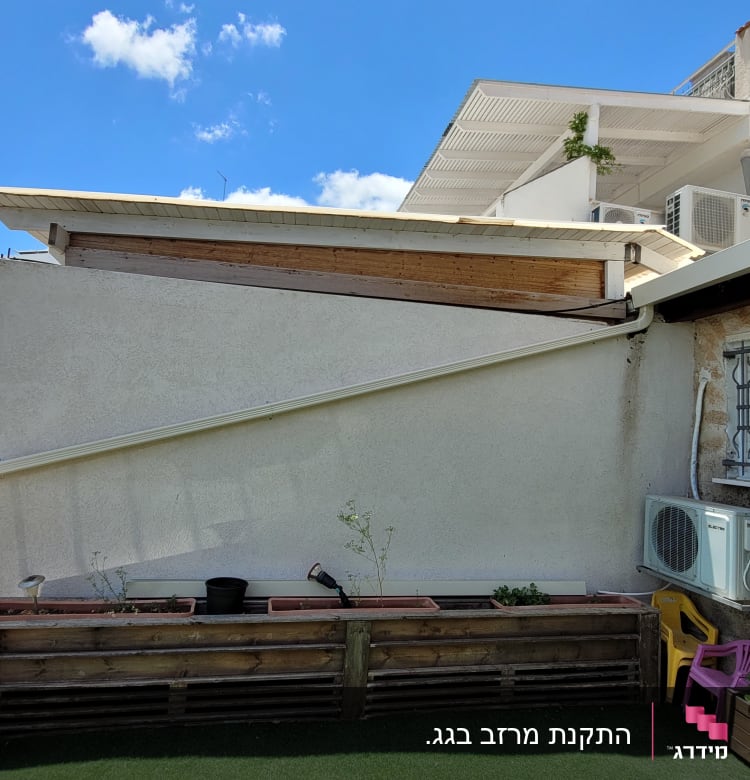 גג עם מזגנים, צמחייה ומעקה מתכת